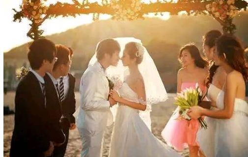 同事欠我一千塊錢，結婚時邀請他，他送我一個紅包，打開後迷茫了