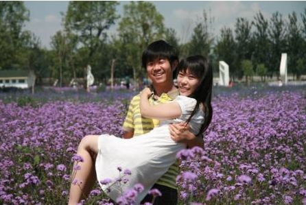 同事欠我一千塊錢，結婚時邀請他，他送我一個紅包，打開後迷茫了