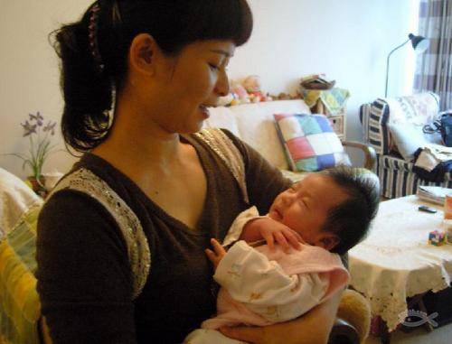 保姆才來我家，我妹妹結婚她送一東西，我爸看後要娶她回家！