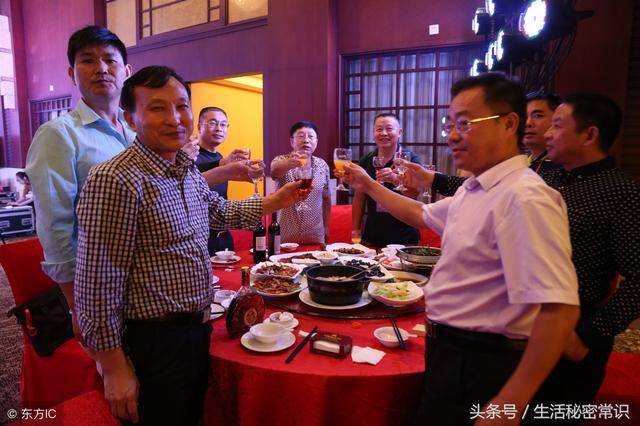 兒子滿月酒，繼母送一籃土雞蛋被嘲諷，隔天婆婆打開籃子如遭雷擊