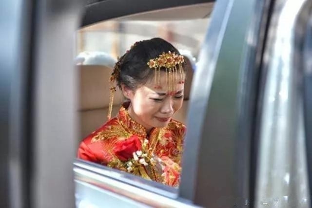 兒子滿月酒，繼母送一籃土雞蛋被嘲諷，隔天婆婆打開籃子如遭雷擊
