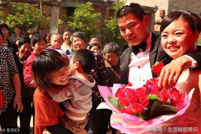 弟弟結婚我給他五千，臨走母親塞給兒子一包喜糖，回來打開我哭了