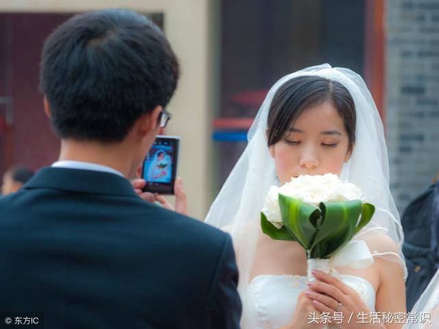 弟弟結婚我給他五千，臨走母親塞給兒子一包喜糖，回來打開我哭了