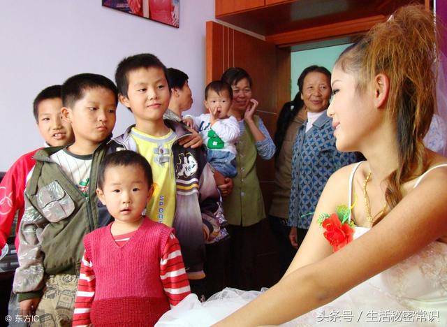 弟弟結婚我給他五千，臨走母親塞給兒子一包喜糖，回來打開我哭了