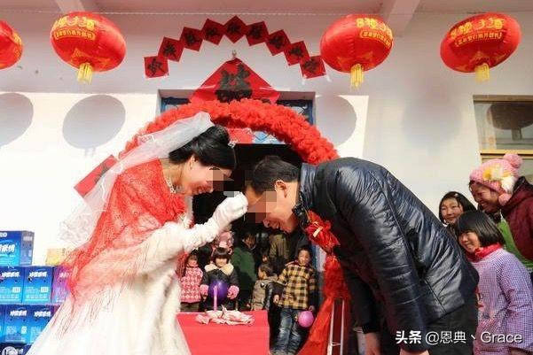 結婚四天沒見公公，趁婆婆買菜，我偷去他屋，推開門我尖叫逃跑！