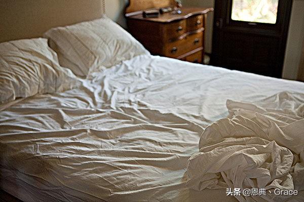 結婚四天沒見公公，趁婆婆買菜，我偷去他屋，推開門我尖叫逃跑！