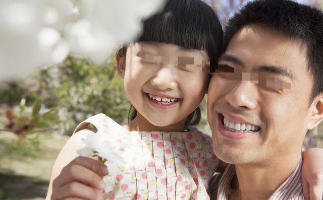 弟弟買房妻子給三千，小舅子買車妻子卻拿三萬，聽完解釋丈夫哽咽