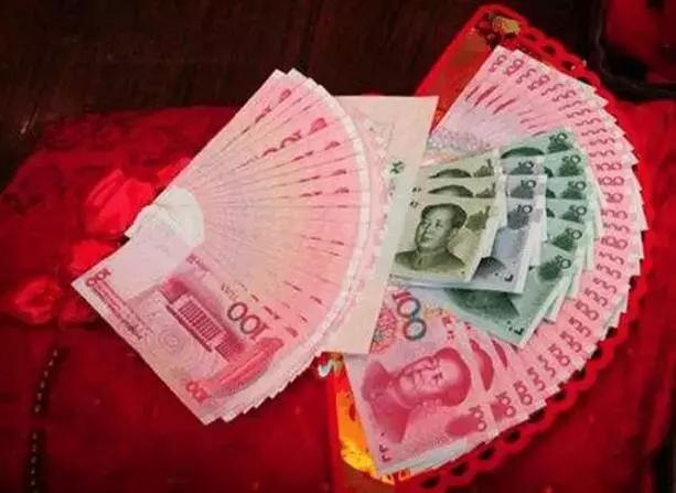 婚後一年，婆婆讓我把房子過給小叔子，我傻笑著搬走，隔天她哭了