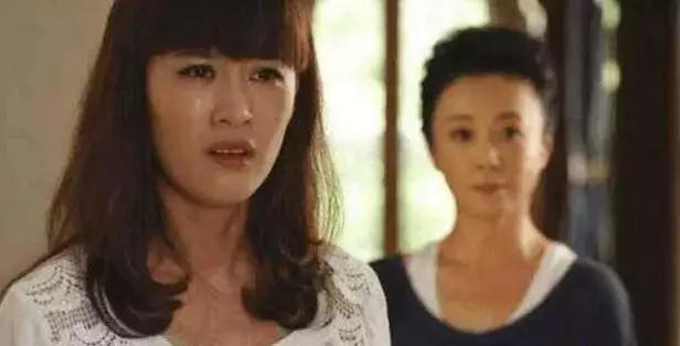 婚後一年，婆婆讓我把房子過給小叔子，我傻笑著搬走，隔天她哭了