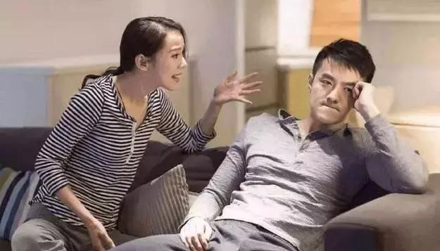 婚後一年，婆婆讓我把房子過給小叔子，我傻笑著搬走，隔天她哭了