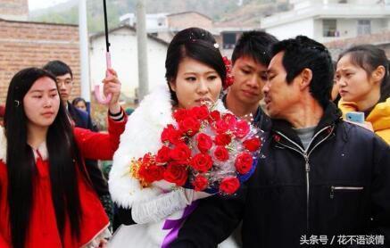 生下兒子婆婆送來三千，讓媽伺候月子，回婆家推開門後，我落淚了