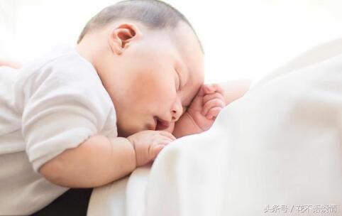 生下兒子婆婆送來三千，讓媽伺候月子，回婆家推開門後，我落淚了