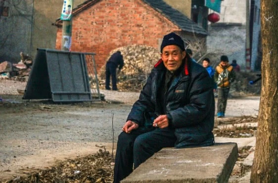 拾荒老頭口渴去買水，服務員不賣還喊滾，經理一來，服務員傻了