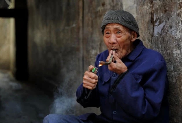 拾荒老頭口渴去買水，服務員不賣還喊滾，經理一來，服務員傻了