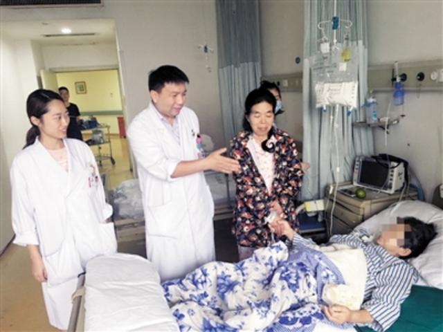婆婆腦瘤住院，我回家做飯給公公吃，推開門看到一幕我驚呆了
