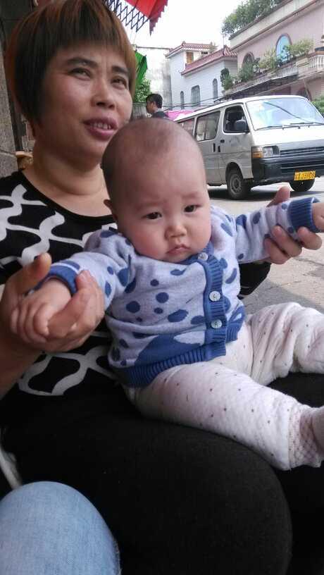 農村婆婆幫忙照顧寶寶，下班回家推開門的一幕差點給我氣哭了