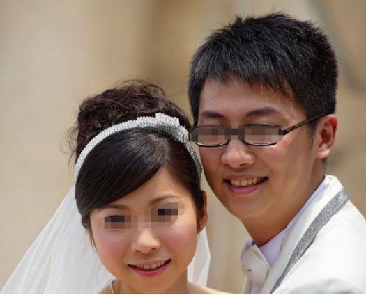 老婆出差，俺帶情人出去旅遊，收到一條銀行發的簡訊，俺癱在地上