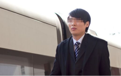 老婆出差，俺帶情人出去旅遊，收到一條銀行發的簡訊，俺癱在地上