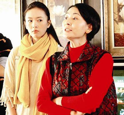 大哥去世3年，嫂子總是半夜發燒，婆婆讓小叔子去送藥，進屋蒙了