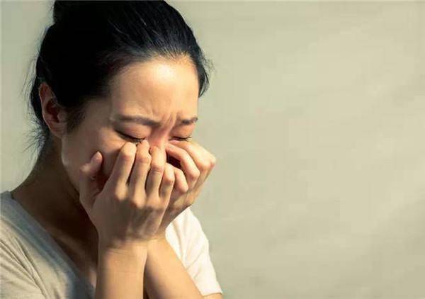 大哥去世3年，嫂子總是半夜發燒，婆婆讓小叔子去送藥，進屋蒙了