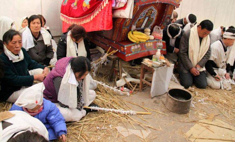 大哥去世3年，嫂子總是半夜發燒，婆婆讓小叔子去送藥，進屋蒙了