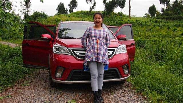 離婚幾年後，事業有成的我開著豪車回來接女兒，女兒卻對我擺手