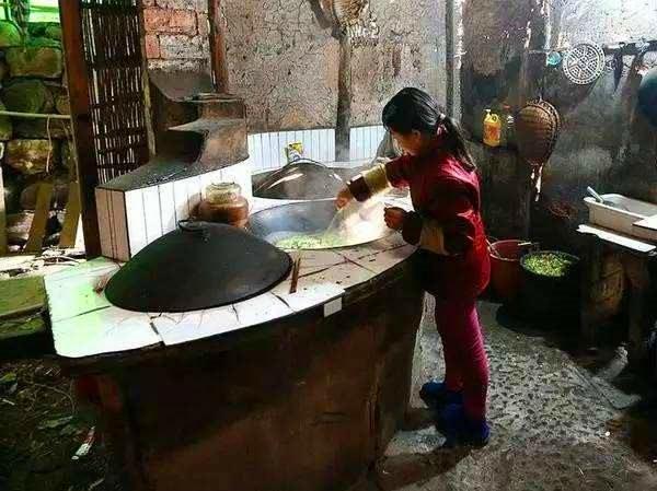 離婚幾年後，事業有成的我開著豪車回來接女兒，女兒卻對我擺手