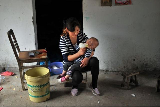 離婚幾年後，事業有成的我開著豪車回來接女兒，女兒卻對我擺手