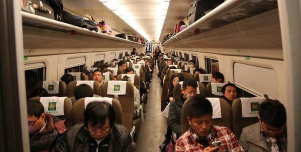 女員工和老闆坐火車出差，主動給老人讓座，隔天回公司上班，老闆：你被開除了!