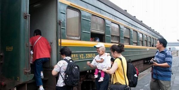 女員工和老闆坐火車出差，主動給老人讓座，隔天回公司上班，老闆：你被開除了!