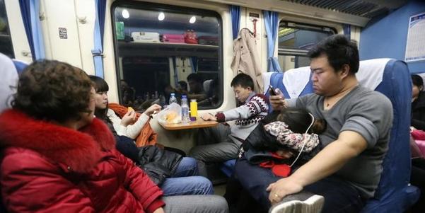 女員工和老闆坐火車出差，主動給老人讓座，隔天回公司上班，老闆：你被開除了!