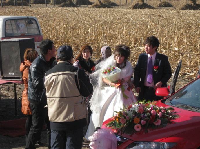 繼母女兒出嫁，父親把親女兒的嫁妝拿出，婚禮上親女兒讓人淚目