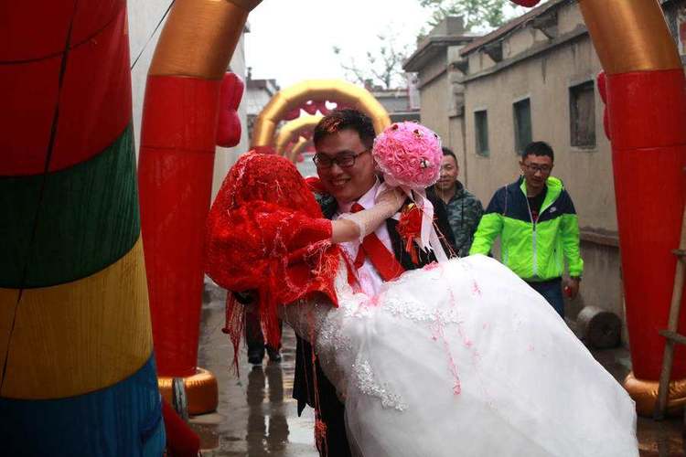 繼母女兒出嫁，父親把親女兒的嫁妝拿出，婚禮上親女兒讓人淚目
