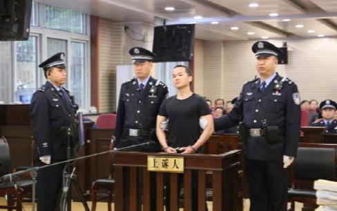 殺人犯自首前的3天，他看了煙花，還去墓地祭拜了母親