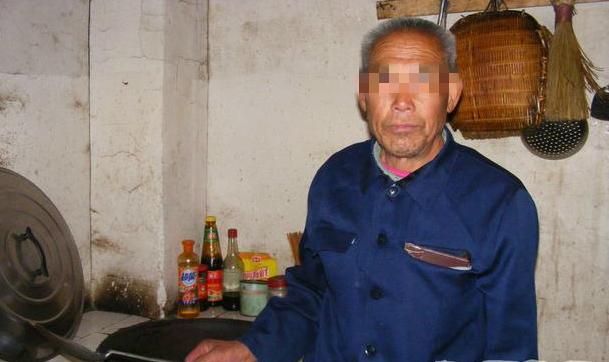 殺人犯自首前的3天，他看了煙花，還去墓地祭拜了母親