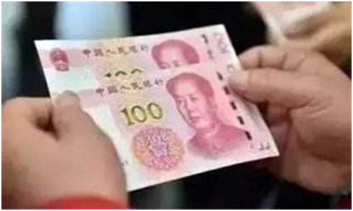 女兒生病在床，父親四處借錢，親戚卻閉門不見，第二天門口停滿了