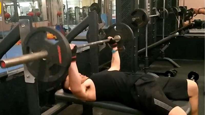 不是說瘦下來有妹倒追？130公斤男健身2年變壯，含淚問：「說好的異性緣呢」