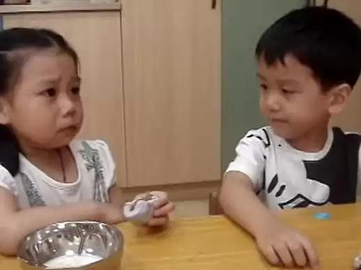 婆婆替我帶女兒 我回家後看到了讓我氣憤的一幕 直接讓婆婆滾