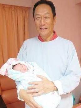 郭台銘霸氣宣布「娶我女兒不必看八字、存款」！但是「這個東西」數字一定要漂亮，否則免談！