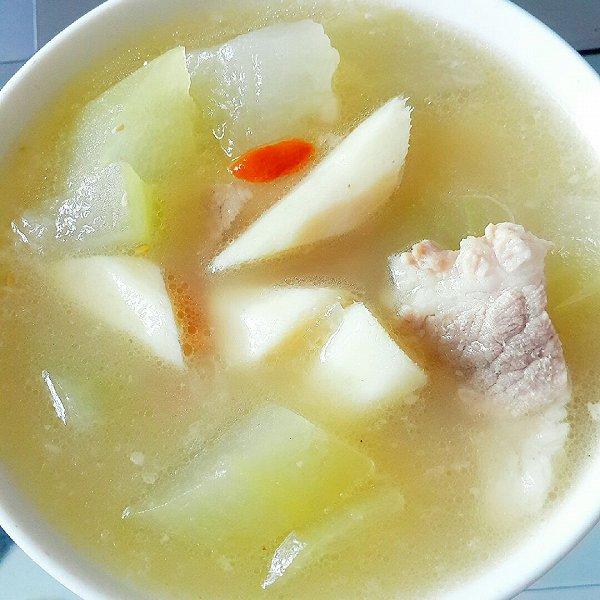 女兒住院，媽媽天天燉肉湯，偶然瞥見碗底，女兒把碗砸向她的頭
