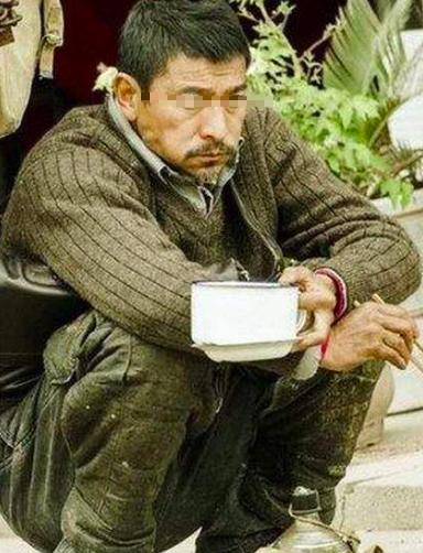 父親找兒借錢看病，兒媳不讓給，扔了件破棉襖，打開一看，傻了