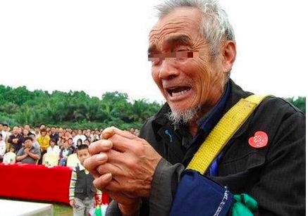 父親找兒借錢看病，兒媳不讓給，扔了件破棉襖，打開一看，傻了
