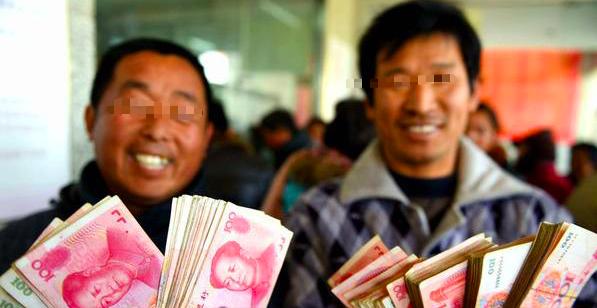 父親找兒借錢看病，兒媳不讓給，扔了件破棉襖，打開一看，傻了