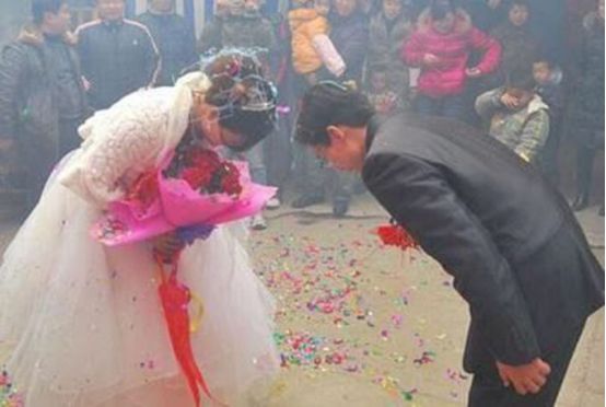 結婚第二天，兒媳腹痛無法起床，婆婆將她托起，掀開被子自打耳光