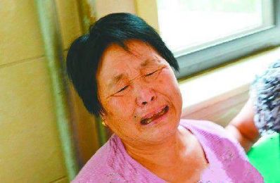 結婚第二天，兒媳腹痛無法起床，婆婆將她托起，掀開被子自打耳光