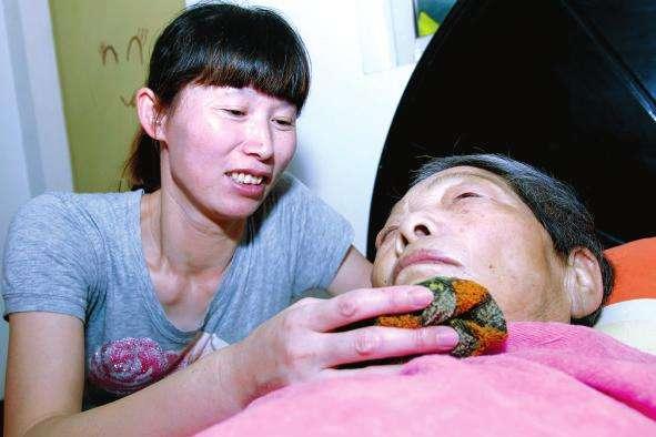 小姑子車禍，嫂子跪求救人，醫生指了指小姑子腳，嫂子含淚自首
