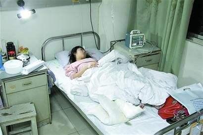 小姑子車禍，嫂子跪求救人，醫生指了指小姑子腳，嫂子含淚自首