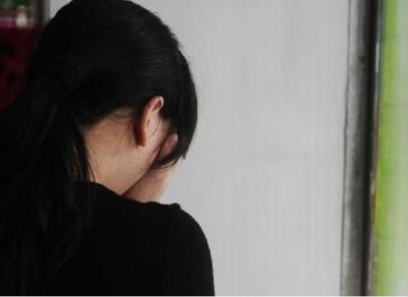 小姑子車禍，嫂子跪求救人，醫生指了指小姑子腳，嫂子含淚自首