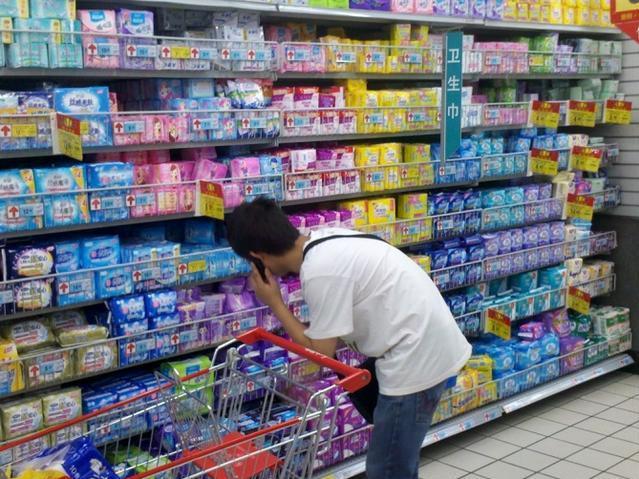 女友來例假，男友去買衛生巾，回屋推開門，男友轉身下樓退貨
