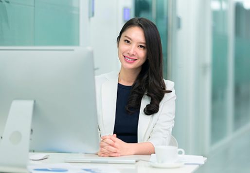 女子出差，回家後連睡三天，婆婆生氣拉開她窗簾，看見窗外，蒙了
